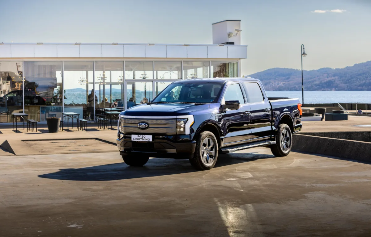 Ford F-150 Lightning 98 kWh Lariat Launch Edition 4x4 4-dørs Van – miniatyrbilde 3