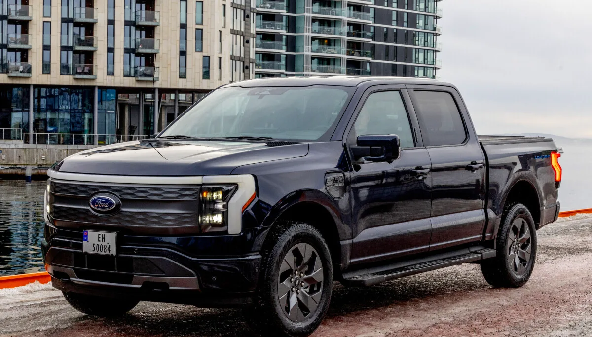 Ford F-150 Lightning 98 kWh Lariat Launch Edition 4x4 4-dørs Van – miniatyrbilde 4