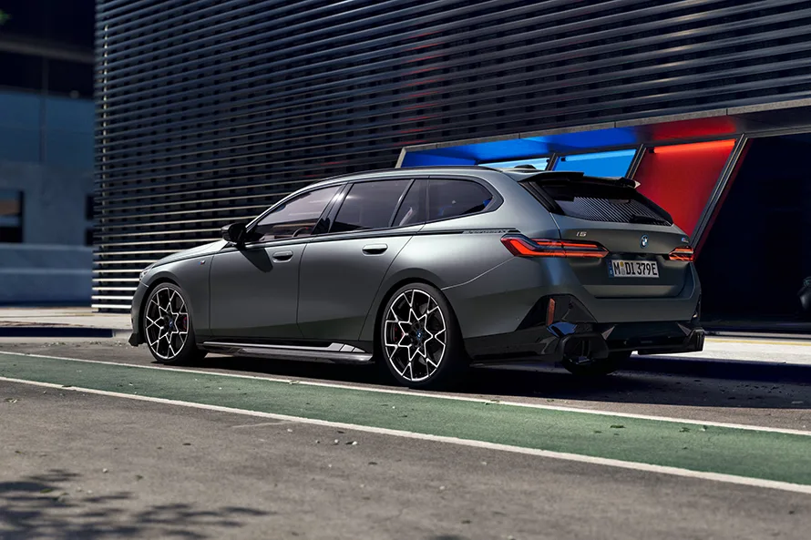 BMW i5 xDrive40 Fully Charged Touring – privatleasing hos Bildeal