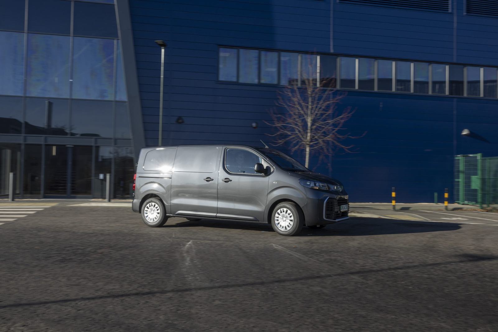Toyota Proace EV varebil L2 Comfort 75kWh – privatleasing hos Bildeal